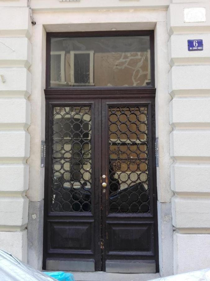 Elegante Appartamento Vicino Alla Stazione - Gold Trieszt Kültér fotó